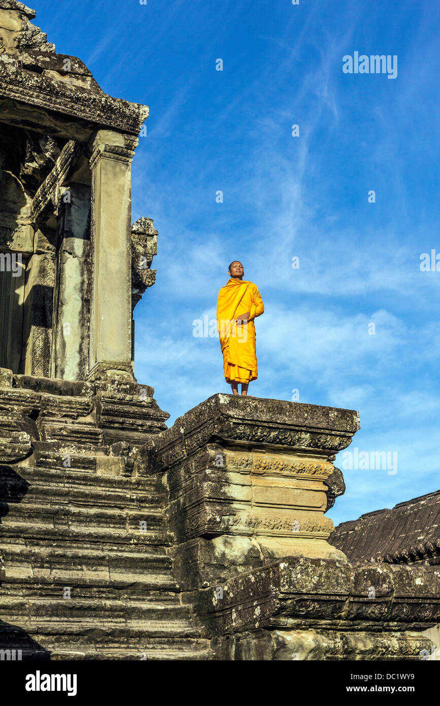 Jeune moine bouddhiste à l'extérieur de temple à Angkor Wat, Siem Reap, Cambodge Banque D'Images