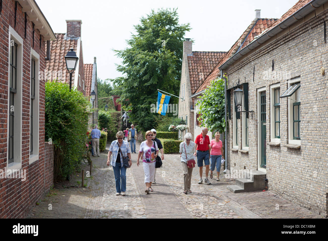 Les touristes se promenant dans le village forteresse historique de Bourtange à Groningen, au nord des Pays-Bas Banque D'Images