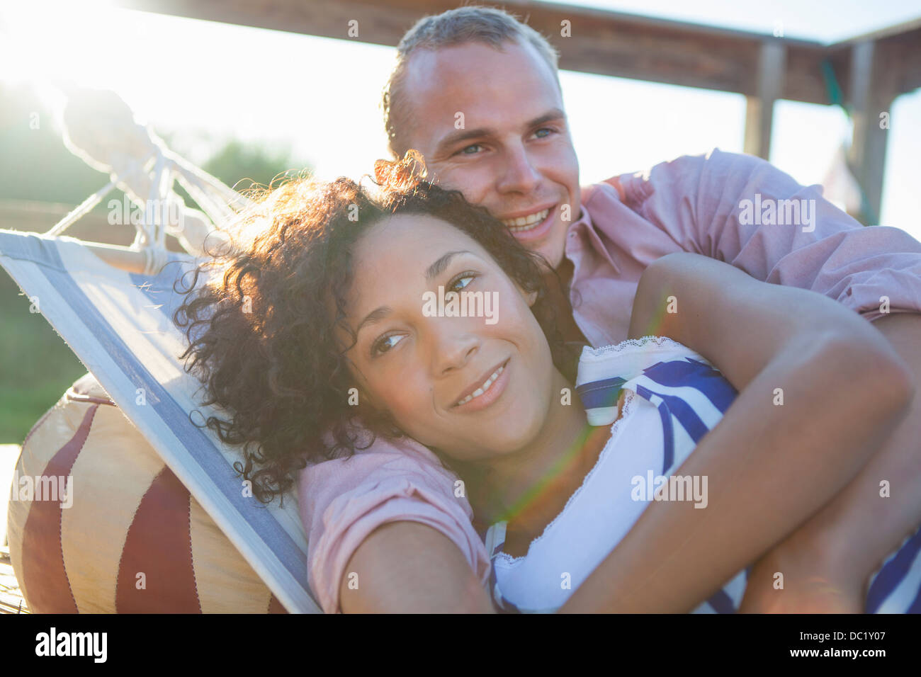 Jeune couple lying together on hammock, Close up Banque D'Images