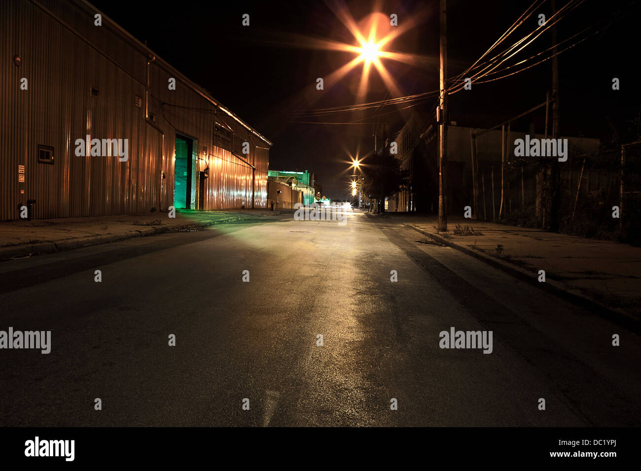 La rue vide de nuit à New York, USA Banque D'Images