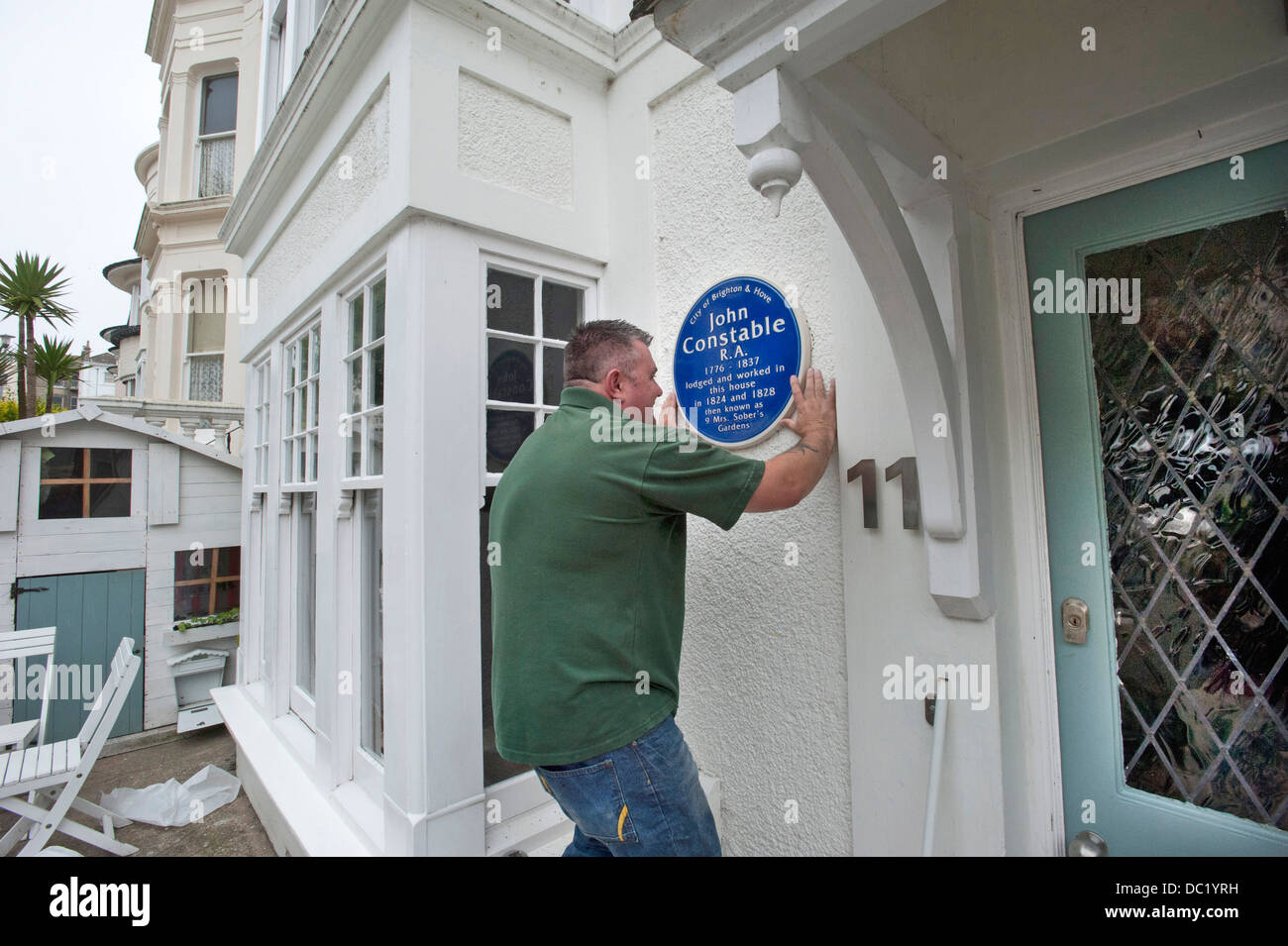 Une installation de plaques du patrimoine fixe une plaque bleue sur le côté de la maison où vécut John Constable à Brighton. Banque D'Images