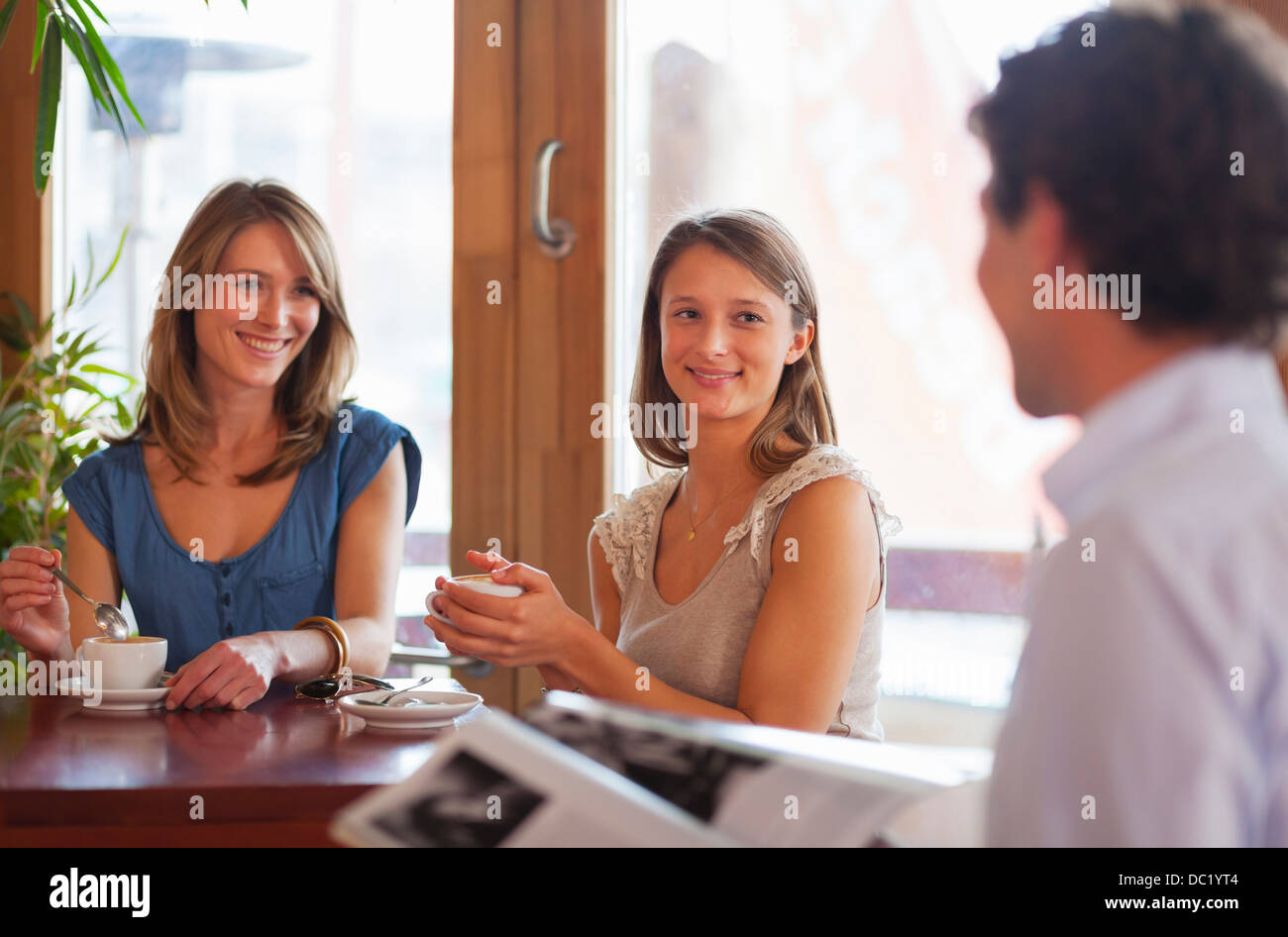 Groupe d'amis discutent dans un bar café Banque D'Images