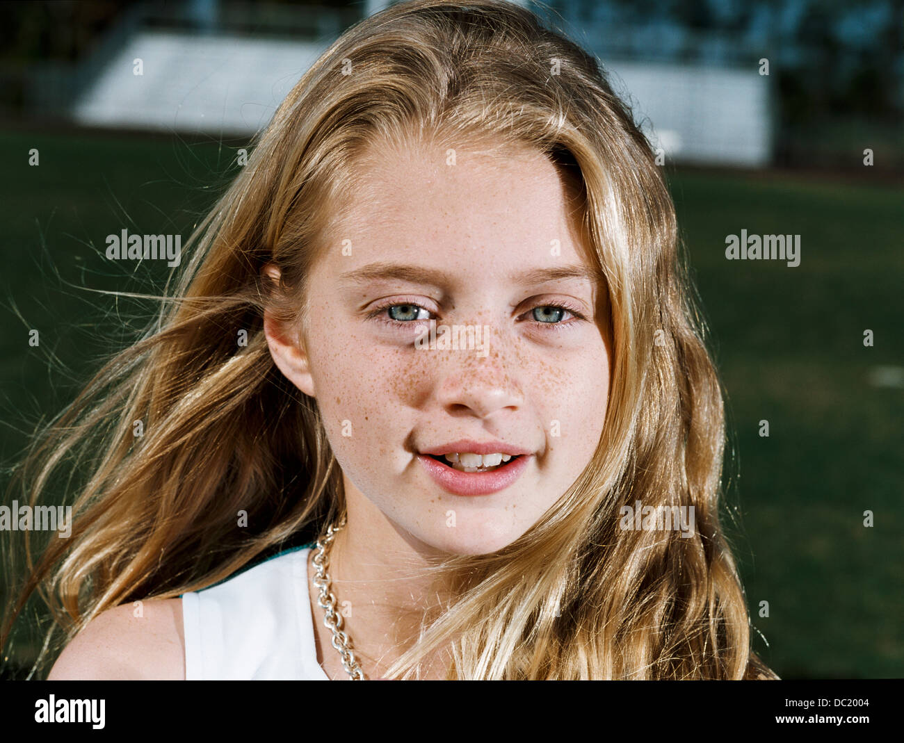 Girl smiling outdoors, portrait Banque D'Images