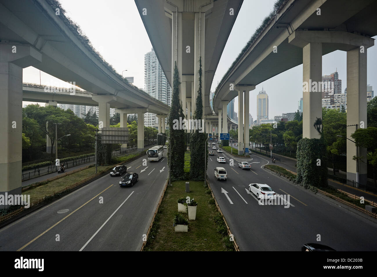 Portrait de trafic en vertu de l'autopont, Shanghai, Chine Banque D'Images