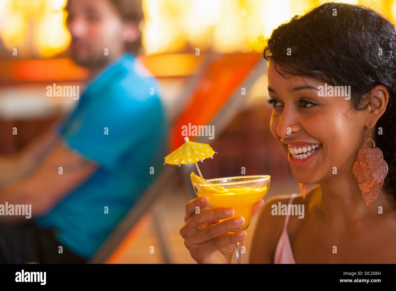 Close up of young woman holding cocktail au indoor beach party Banque D'Images