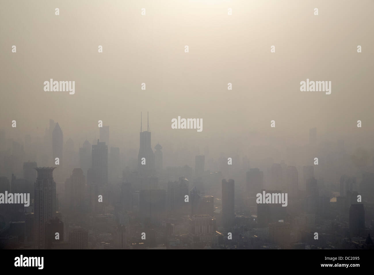 Brume sur la ville de Shanghai, Chine Banque D'Images