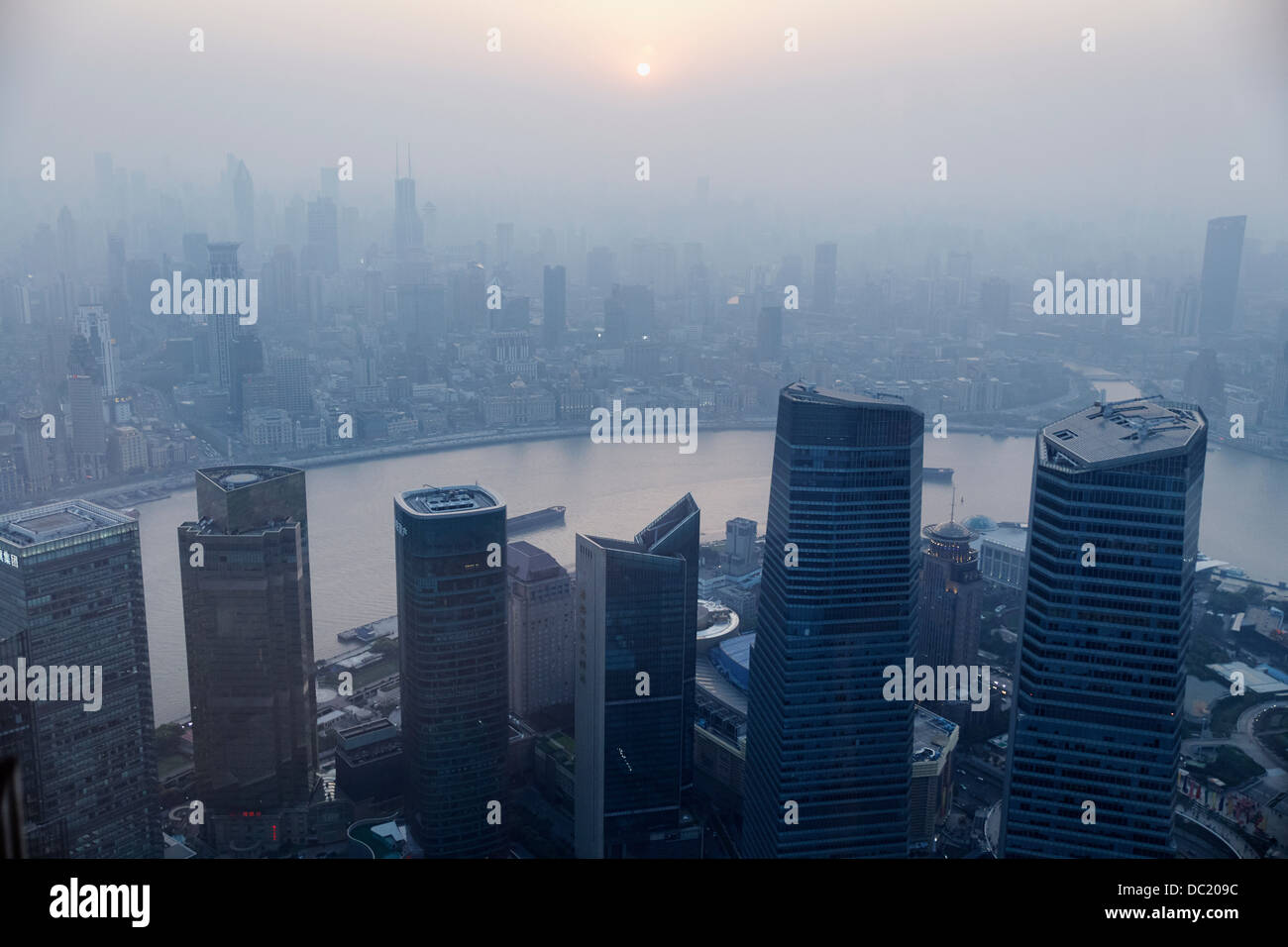 High angle view of misty cityscape, Shanghai, Chine Banque D'Images