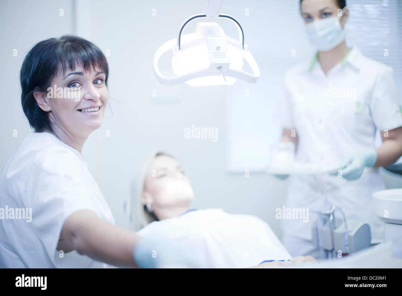 укол в десну у стоматолога. стоматолог. стоматолог и пациент. местная анестезия в стоматологии. врач по деснам.