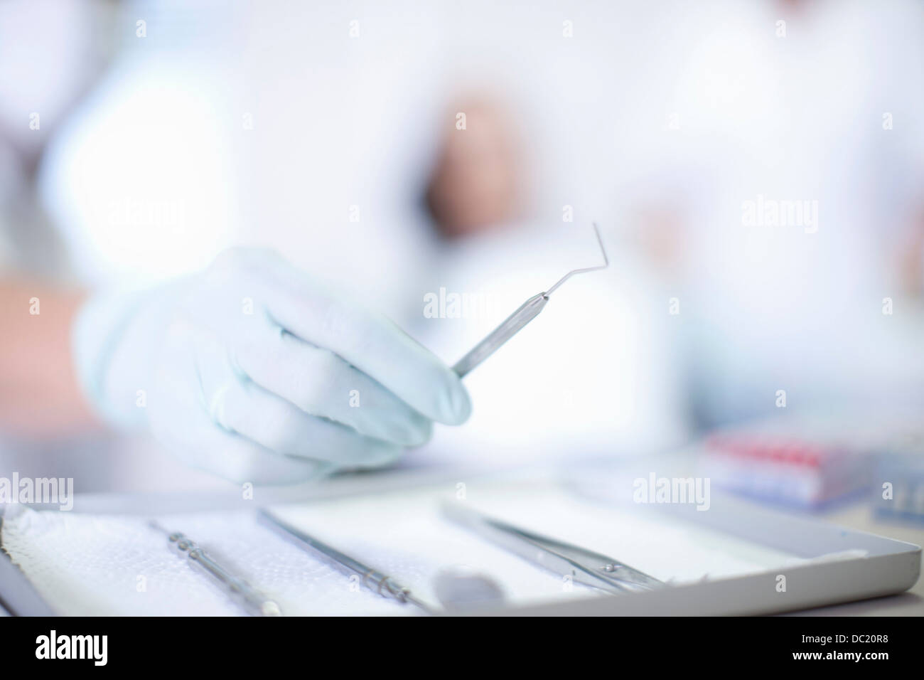 Close up of hand holding instrument dentiste Banque D'Images