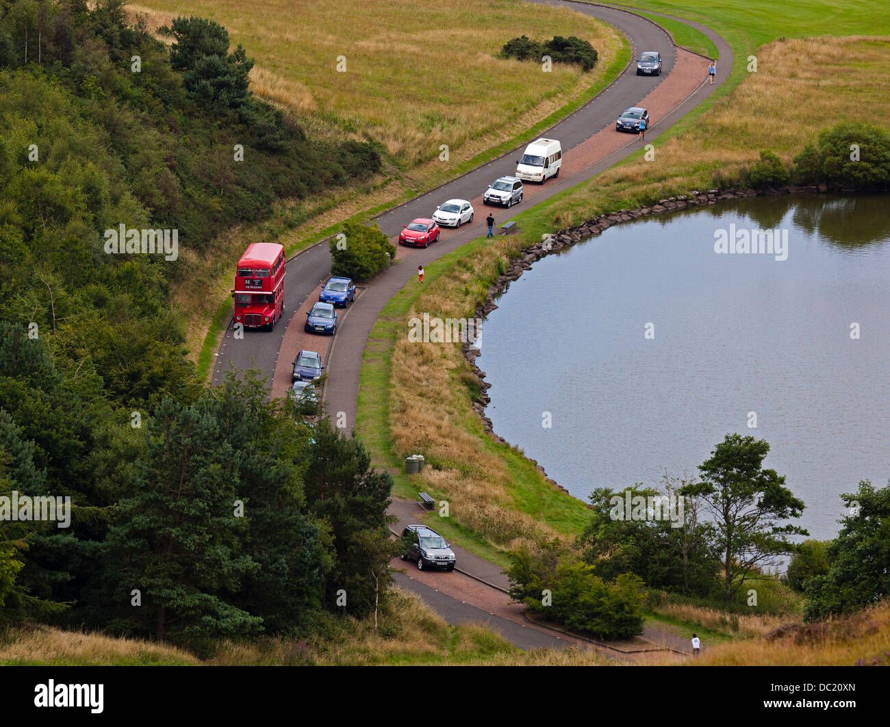 L'Écosse Edinburgh Fringe 7 août 2013, l'autobus rouge' Ce lieu unique-on-the-Move pour des chansons et des histoires pour les familles. 1962 Le double decker rouge brillant Routemaster bus sera ramasser ses passagers pour une histoire tour Arthur's Seat, Banque D'Images