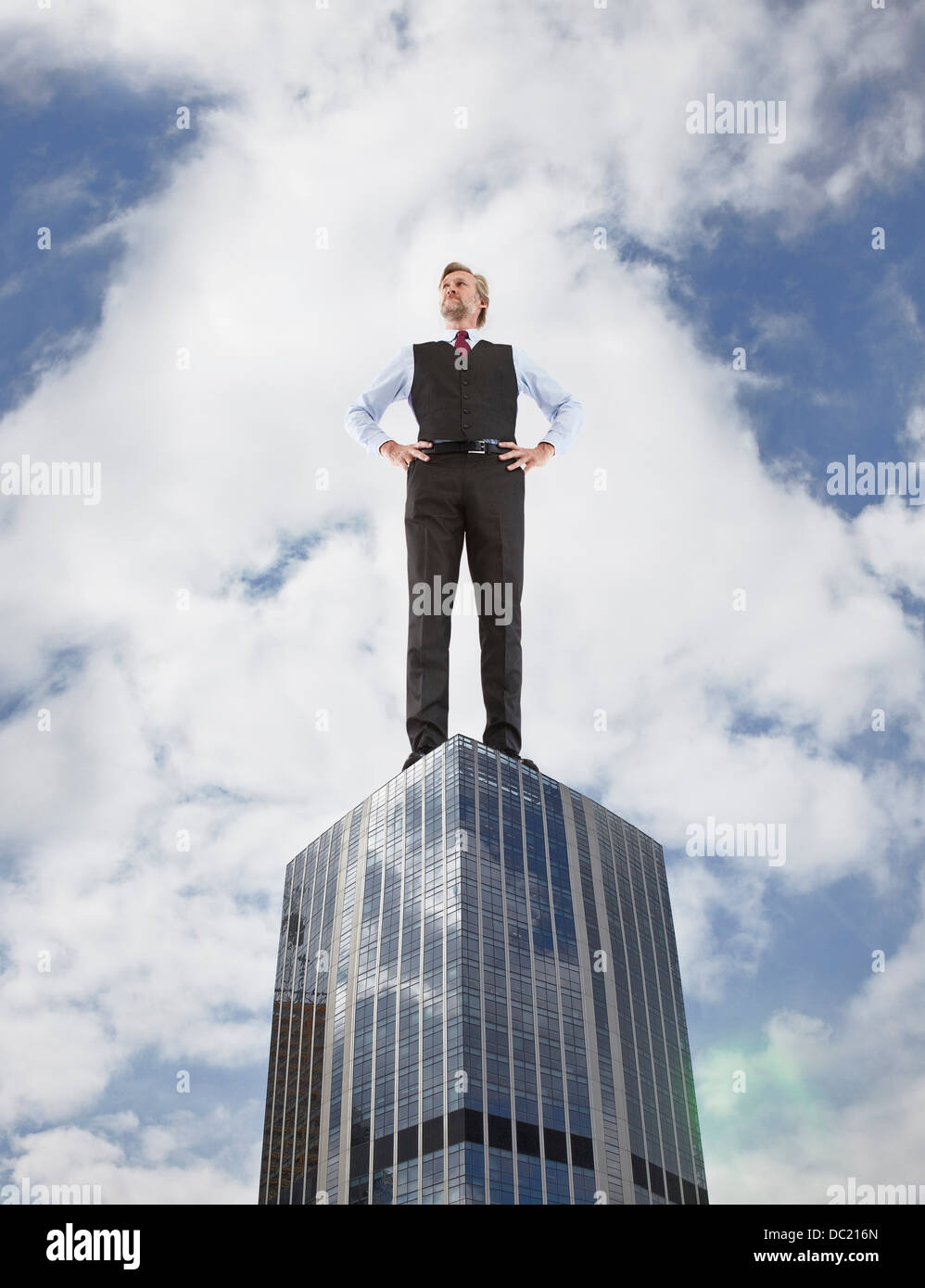 De grands businessman standing on gratte-ciel, low angle view Banque D'Images