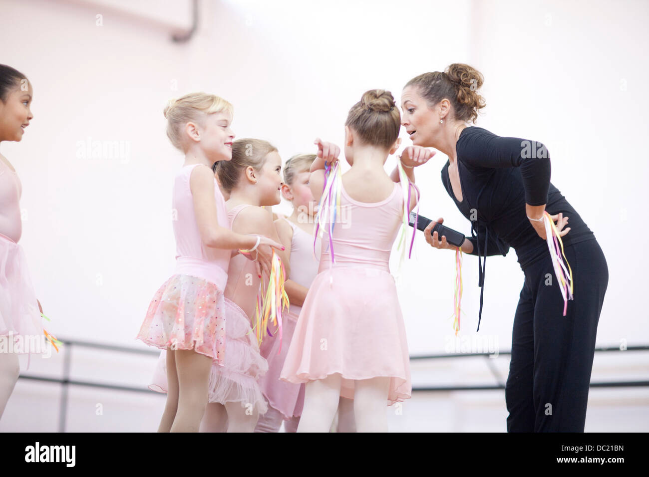 L'enseignant et les jeunes enthousiastes ballerines Banque D'Images