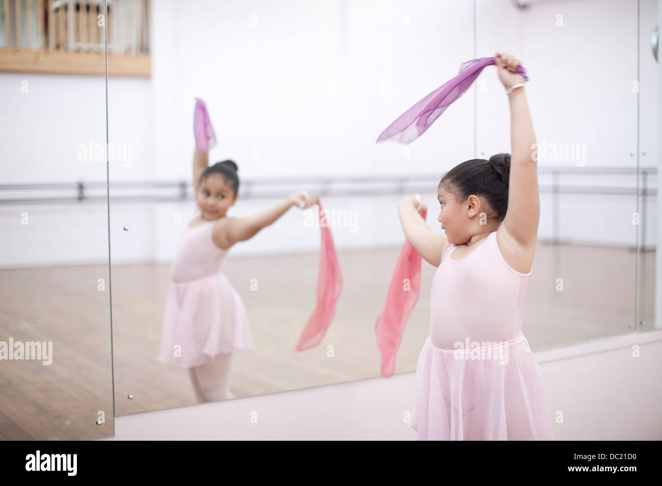 Jeune ballerine danse avec écharpes roses Photo Stock - Alamy
