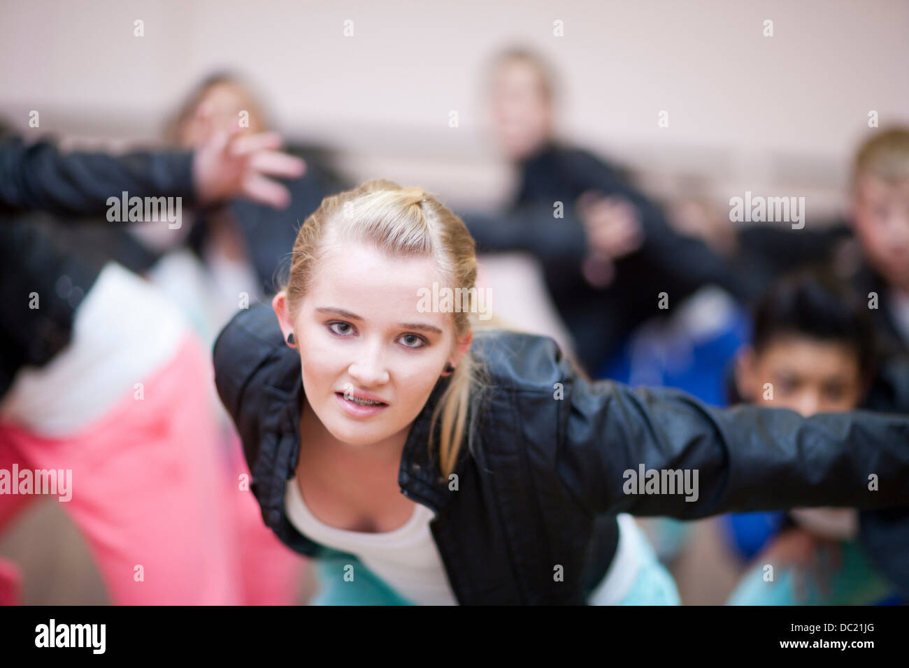 Les adolescents pratiquant la danse hip-hop en studio Banque D'Images