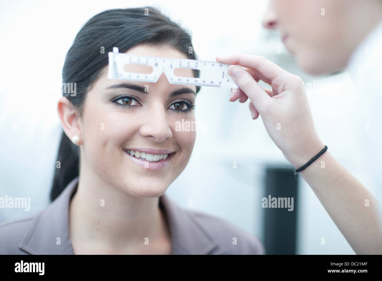 Close up of patient dans l'essai de l'opticien eye clinic Banque D'Images