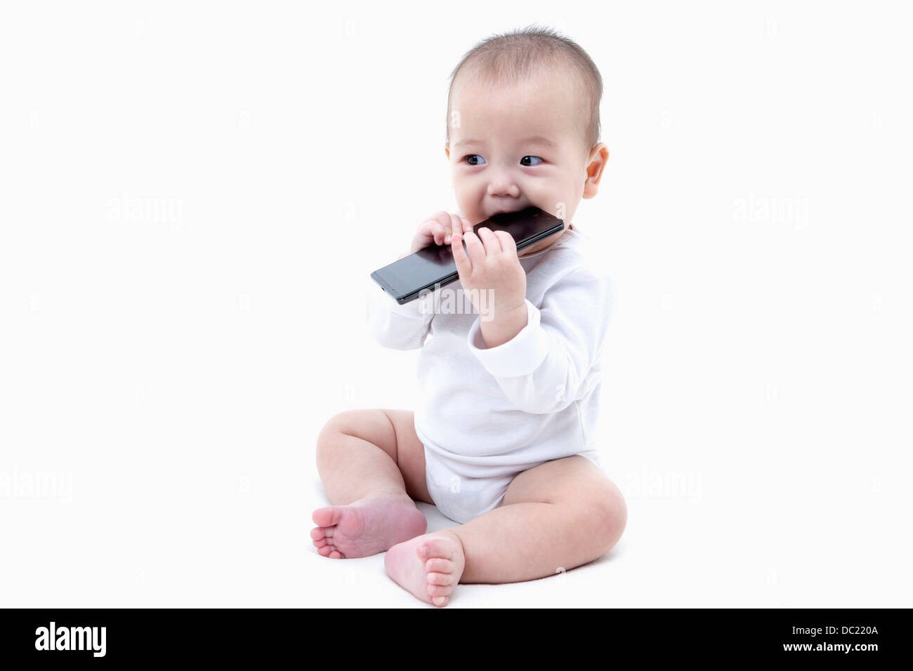 Un Bebe Jouant Avec Un Telephone Mobile Photo Stock Alamy