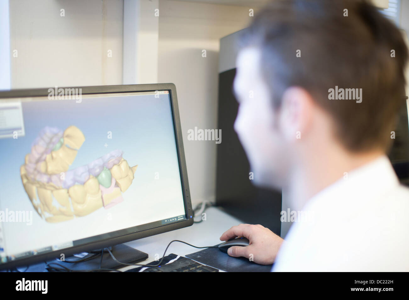 Technicien dentaire à la prothèse sur écran à Banque D'Images