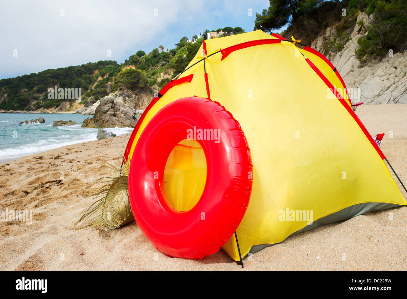 Abri de plage à la côte espagnole Banque D'Images