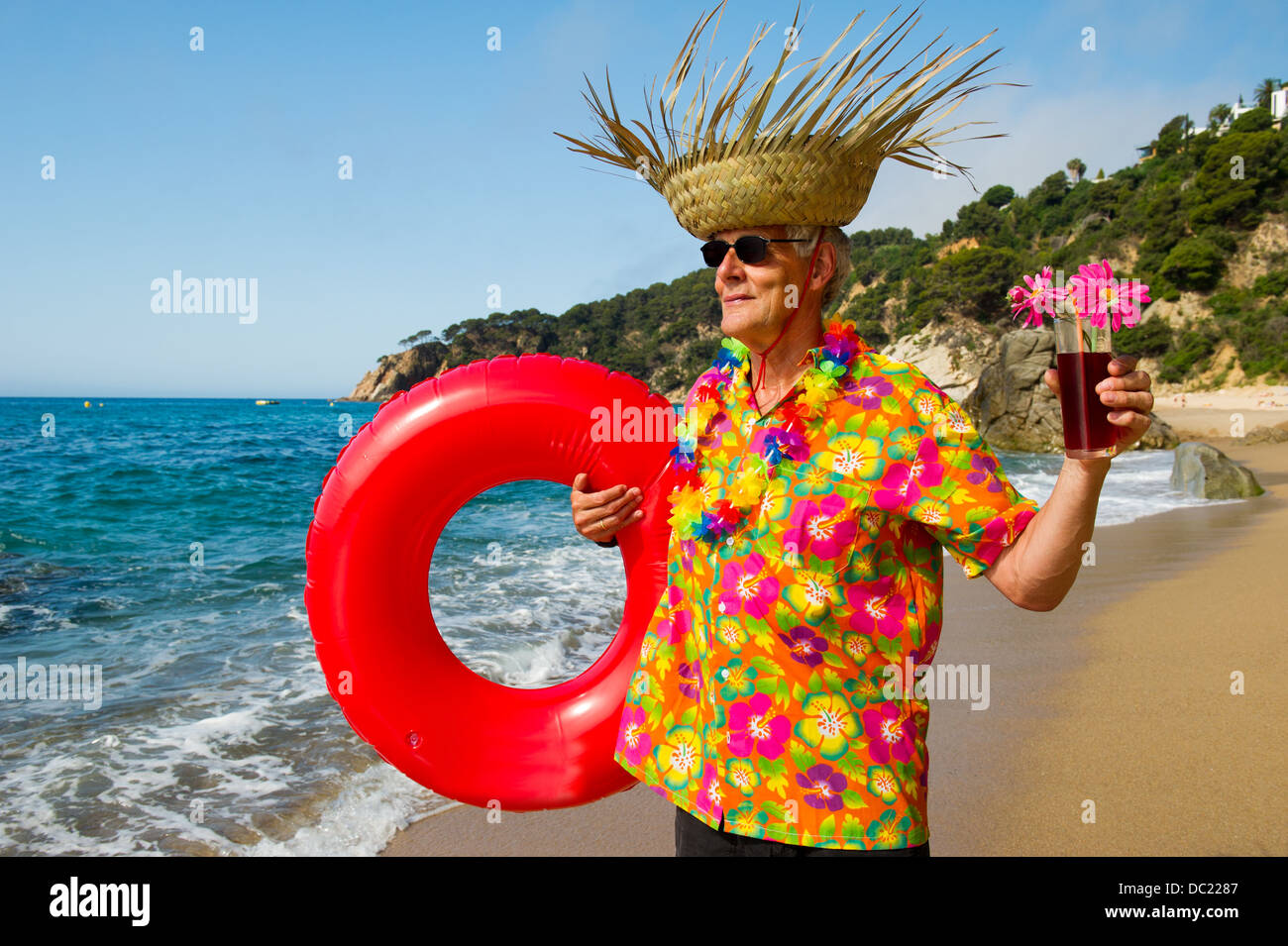 Senior man with cocktail verre au Tropical Beach Banque D'Images