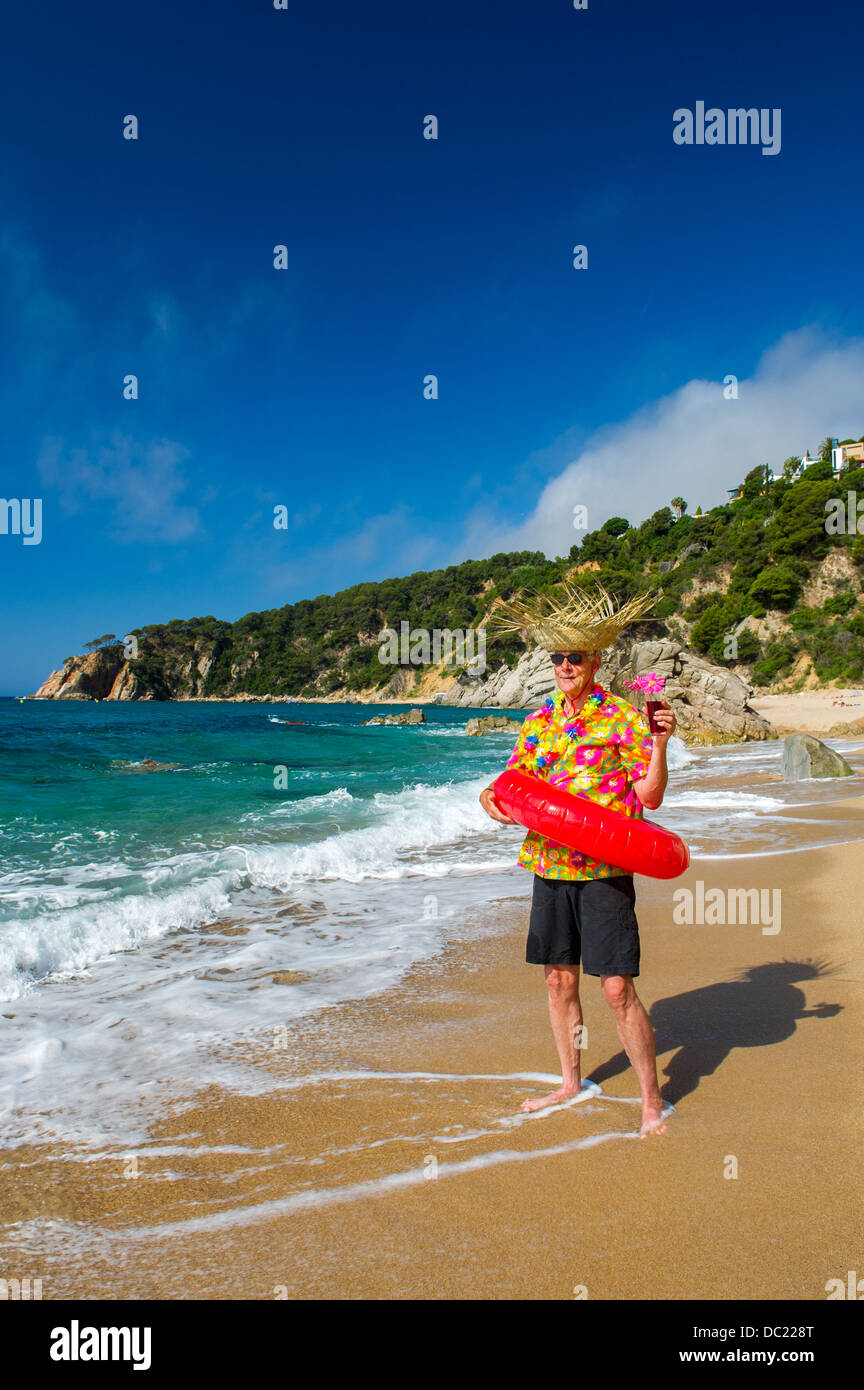 Man avec des jouets et à l'heureux cocktail tropical beach Banque D'Images