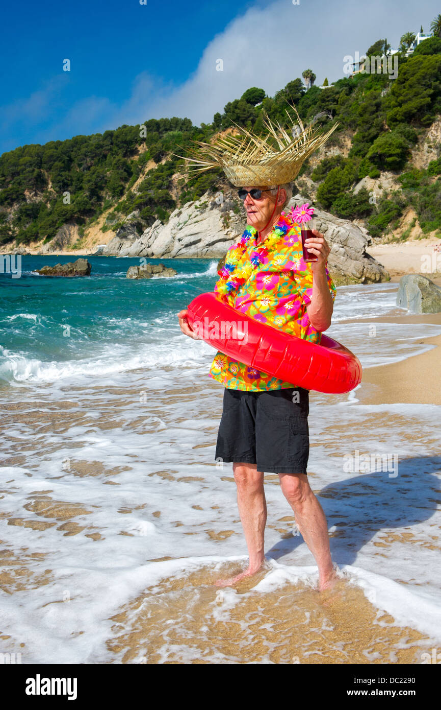 Senior man with cocktail verre au Tropical Beach Banque D'Images