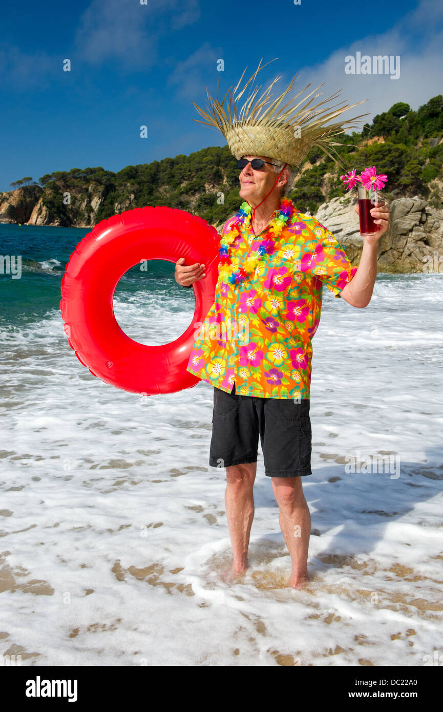 Senior man with cocktail verre au Tropical Beach Banque D'Images