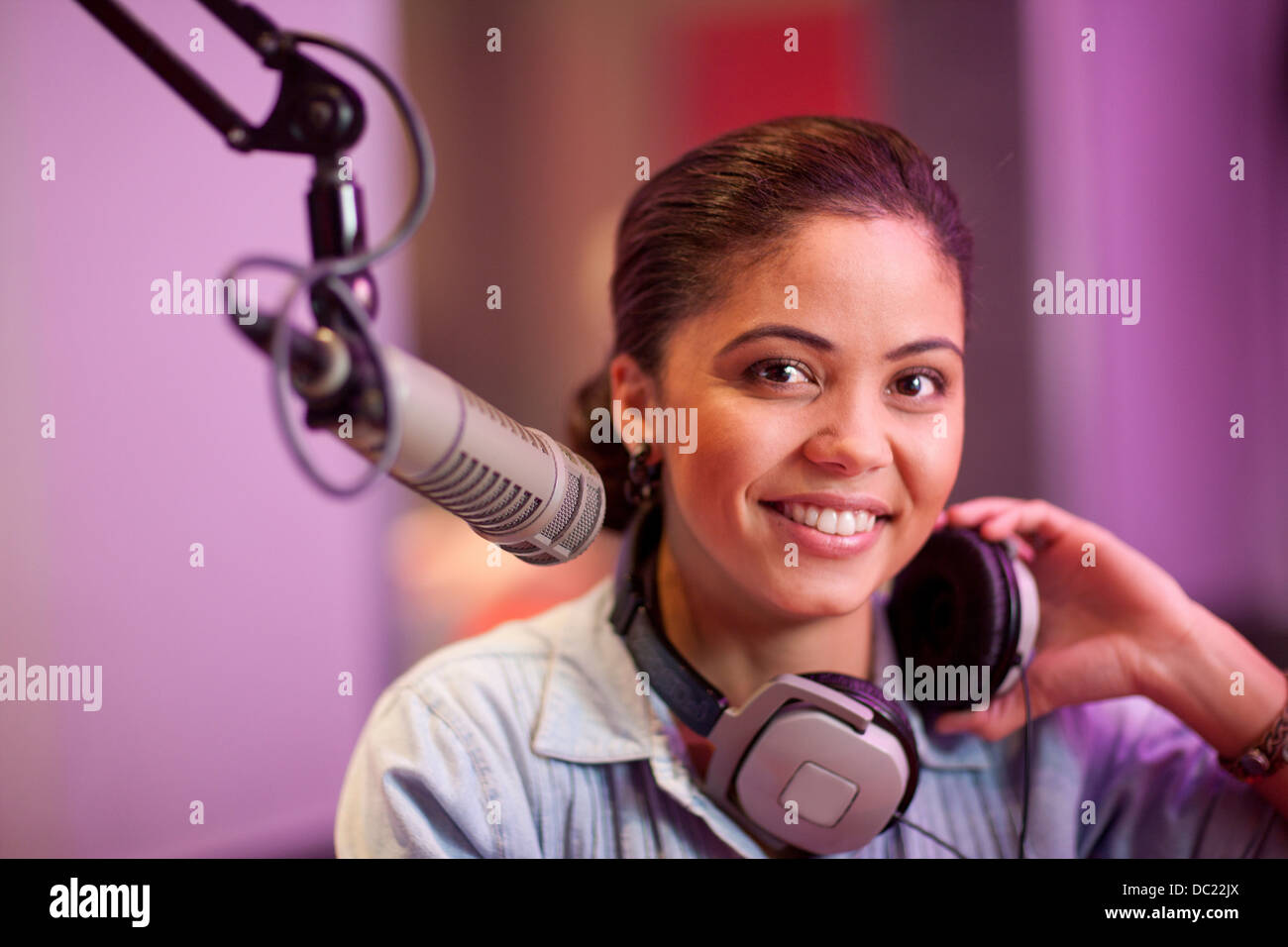 Jeune femme de la radiodiffusion dans un studio d'enregistrement, portrait Banque D'Images