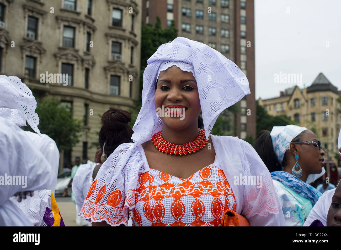 Les immigrants sénégalais prennent part à un défilé de Harlem à New York, en souvenir de leur Cheikh Ahmadou Bamba Banque D'Images