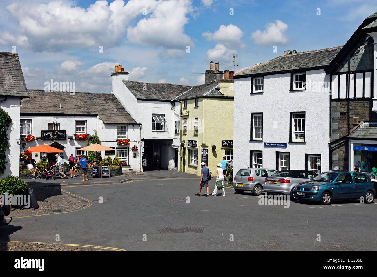 Le Kings Arms Hotel dans le centre de la belle Lakeland village de Hawkshead dans le Parc National du Lake District. Banque D'Images