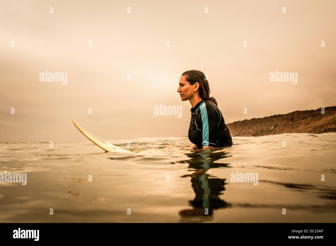 Jeune femme en mer avec profil de surf, Banque D'Images