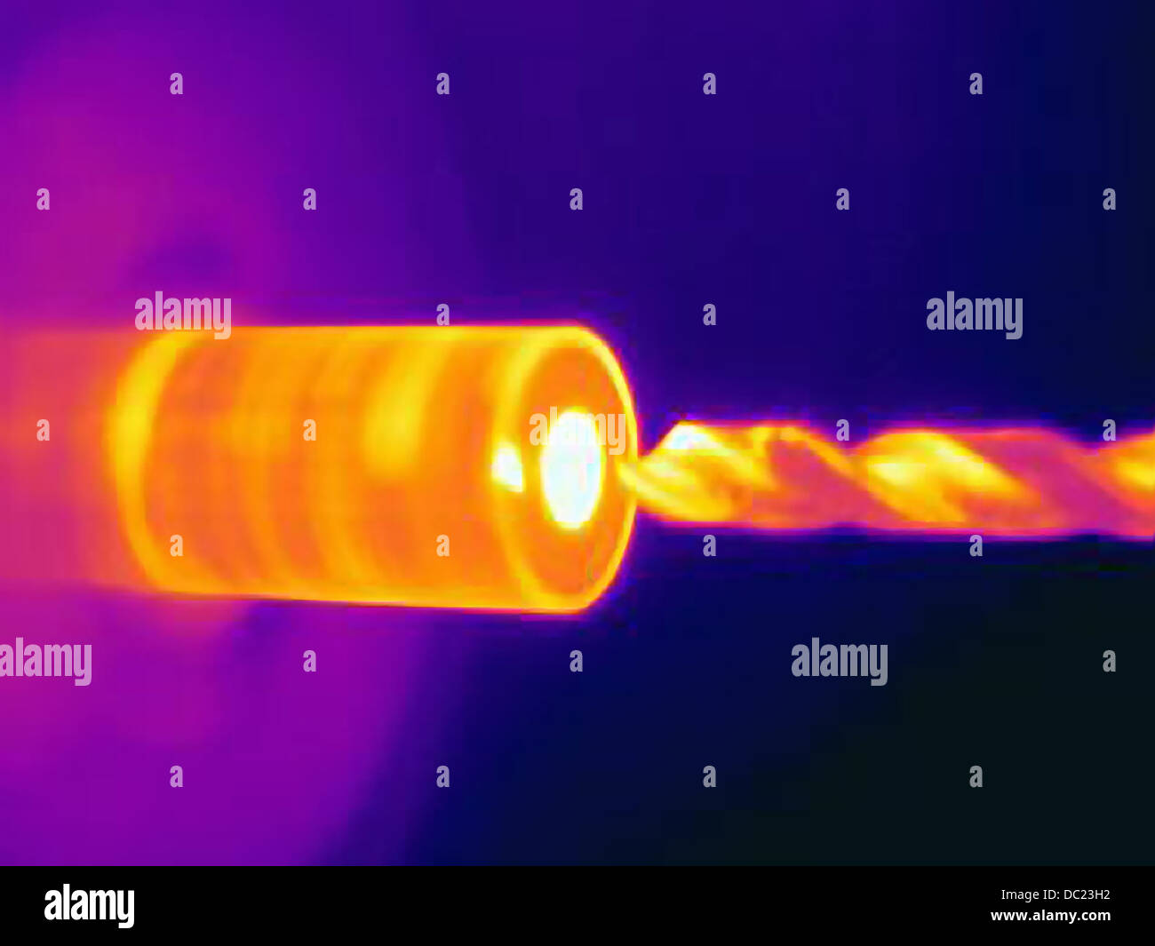 Image thermique de forage dans un composant, avec chauffage de la pointe de forage et l'organe Banque D'Images