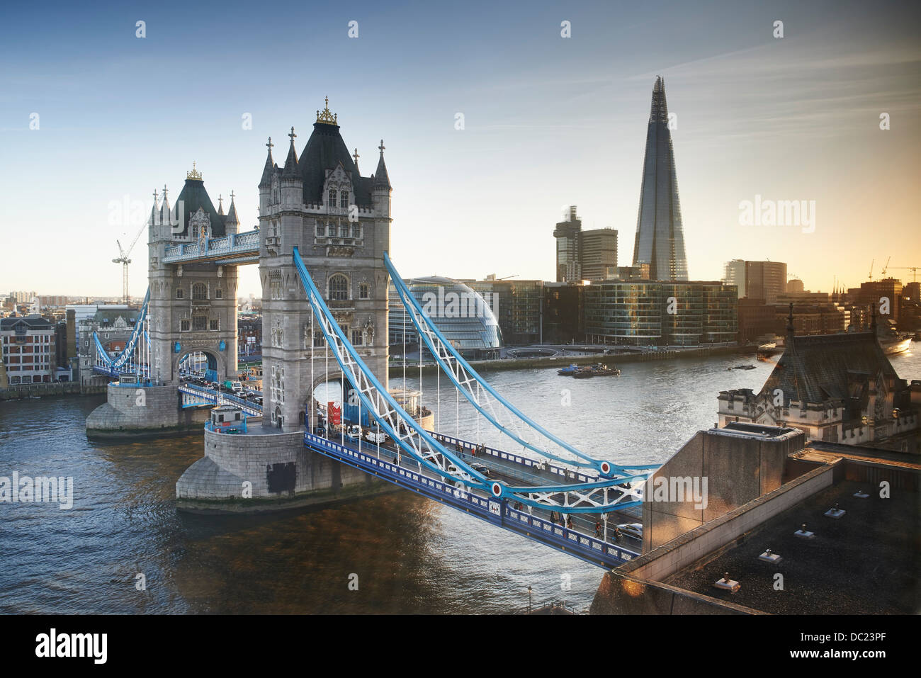 Le Tower Bridge et le Shard, London, UK Banque D'Images