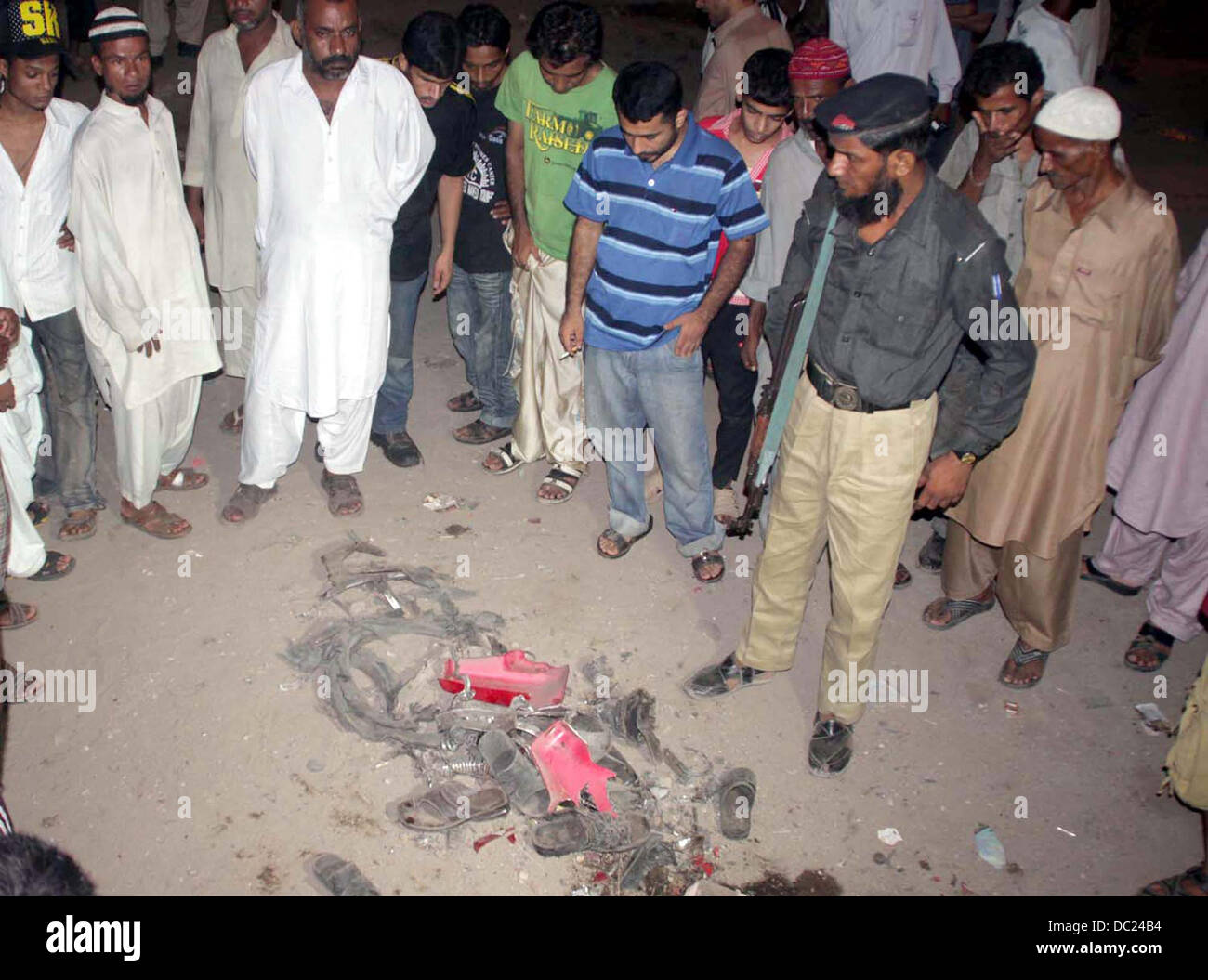 Les gens se rassemblent après d'une bombe au cours de match de football à Bazinjo Road dans le sango Lane de Lyari salon à Karachi le mercredi, Août 07, 2013. Au moins onze personnes dont cinq enfants sont morts et plus de vingt-quatre y compris MPA, Javed Nagori blessés dans cette explosion. Banque D'Images