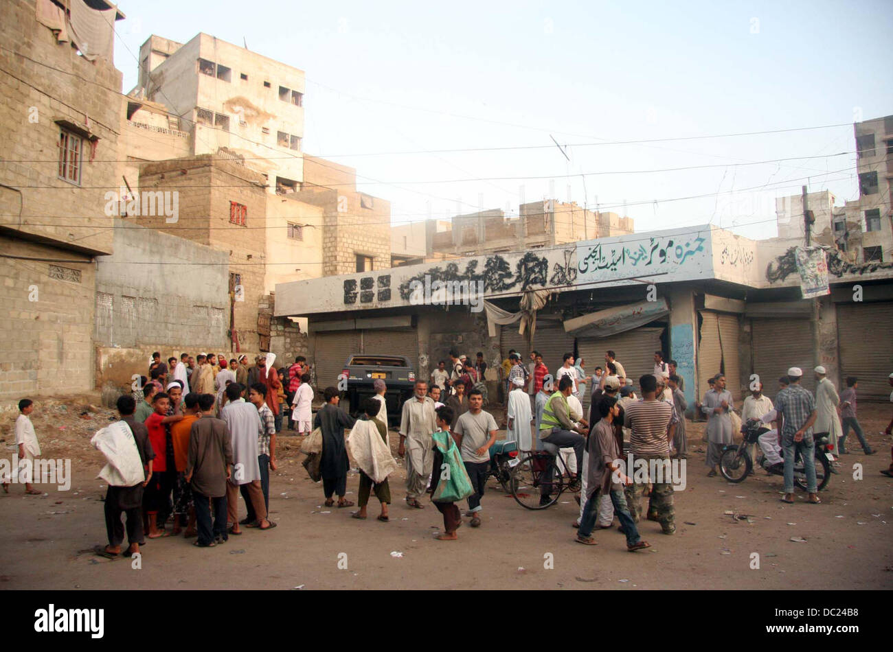 Les gens se rassemblent après d'une bombe au cours de match de football à Bazinjo Road dans le sango Lane de Lyari salon à Karachi le mercredi, Août 07, 2013. Au moins onze personnes dont cinq enfants sont morts et plus de vingt-quatre y compris MPA, Javed Nagori blessés dans cette explosion. Banque D'Images