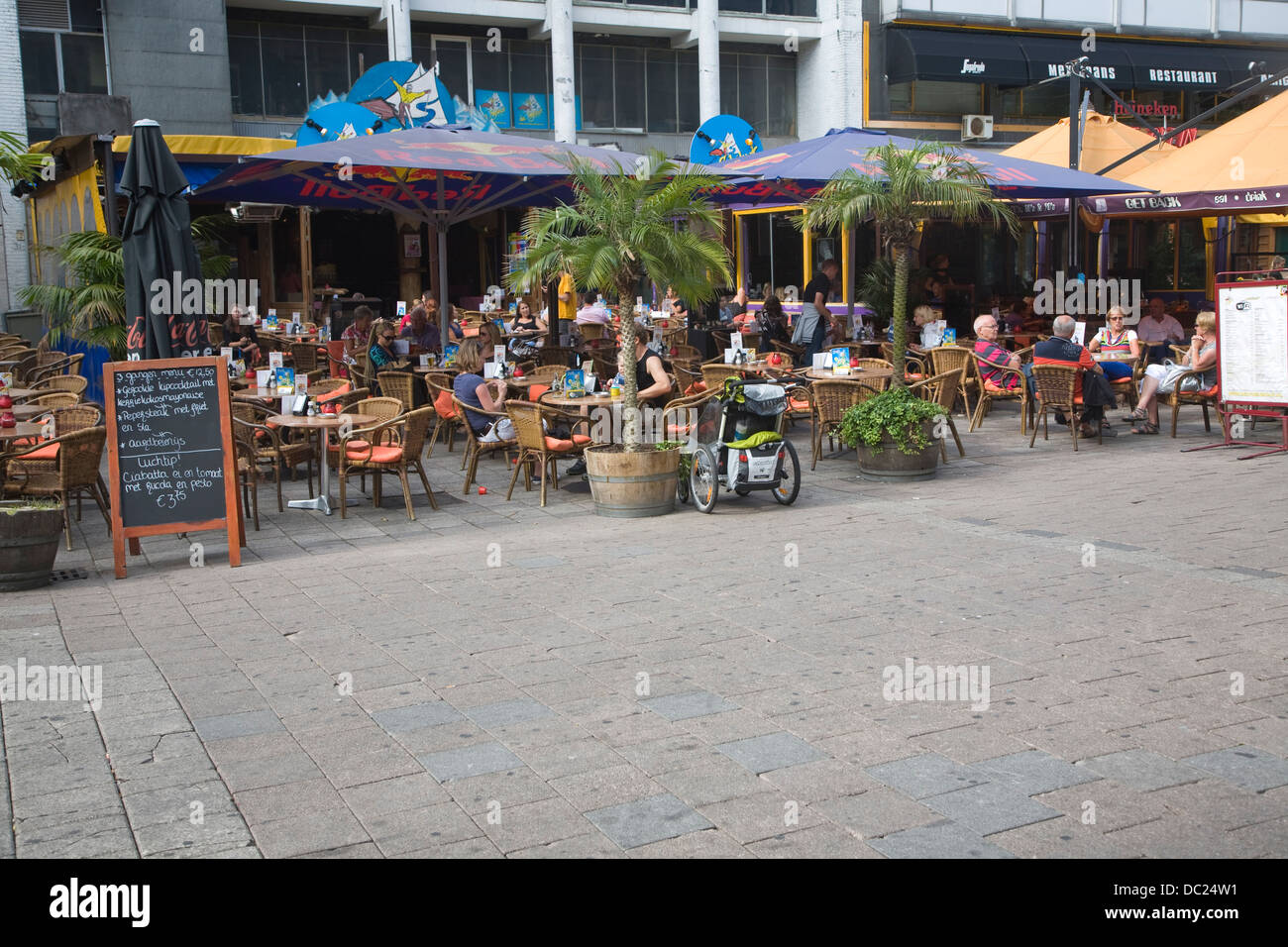 Les gens at outdoor cafe restaurant Rotterdam Pays-Bas Inscription au Collège Banque D'Images