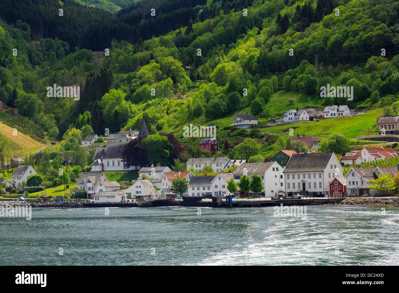 Vue sur mer de Hardangerfjorden ferry port et village côtier de Utne, Ullensvang, Hardanger, Hordaland, Norvège Banque D'Images