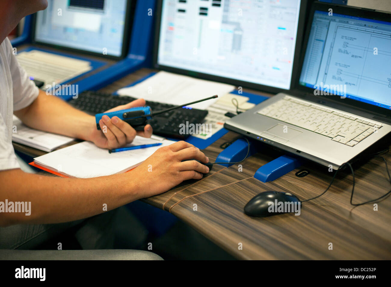 Technicien travaillant dans la salle de contrôle Banque D'Images