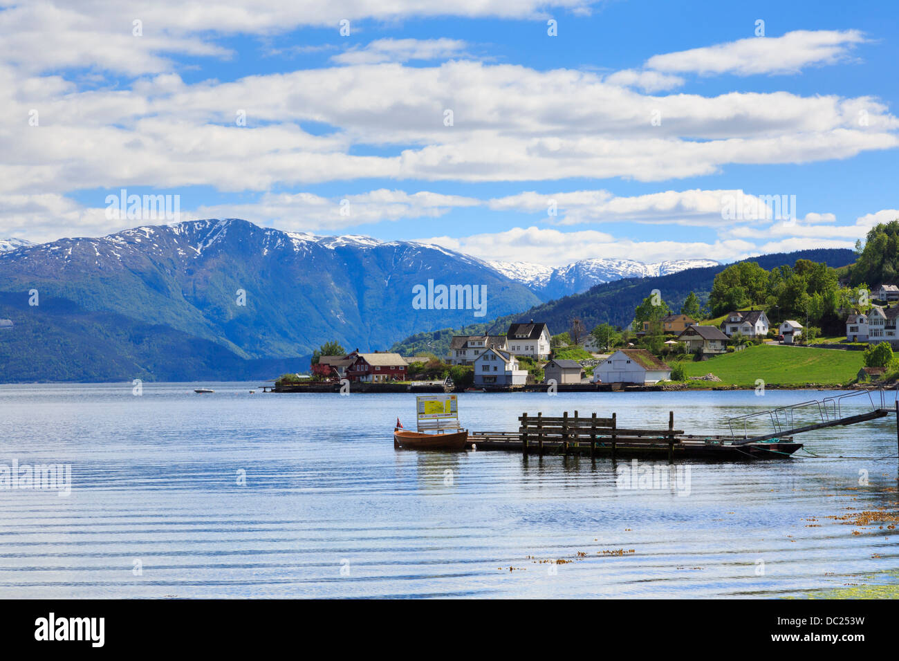 L'ensemble de montagnes aux sommets enneigés en été de Hardangerfjorden village côtier de Øystese, Kvam, Hardanger, Hordaland, Norvège Banque D'Images