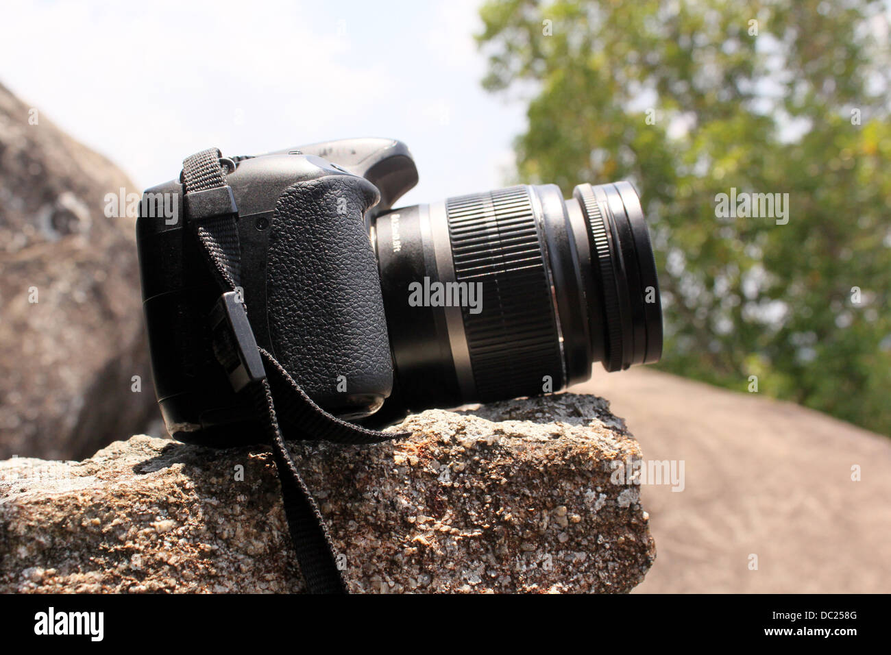 Canon EOS 550D ou Rebel T2i camera placée sur un rocher Banque D'Images