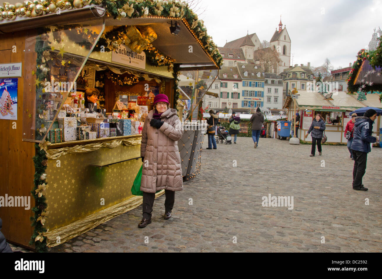 La suisse, Bâle. Vacances d'hiver au marché de Bâle Barfusserplatz. Vendeur  typique au stand du marché d'hiver avec les gens de shopping Photo Stock -  Alamy