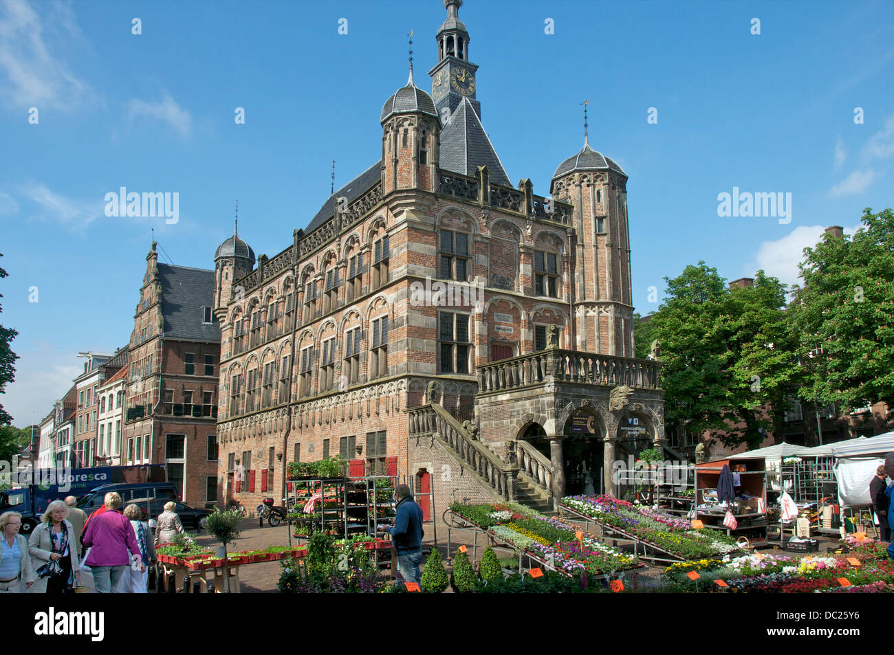 Marché aux fleurs en face du xvie siècle Balance Deventer Hollande Banque D'Images
