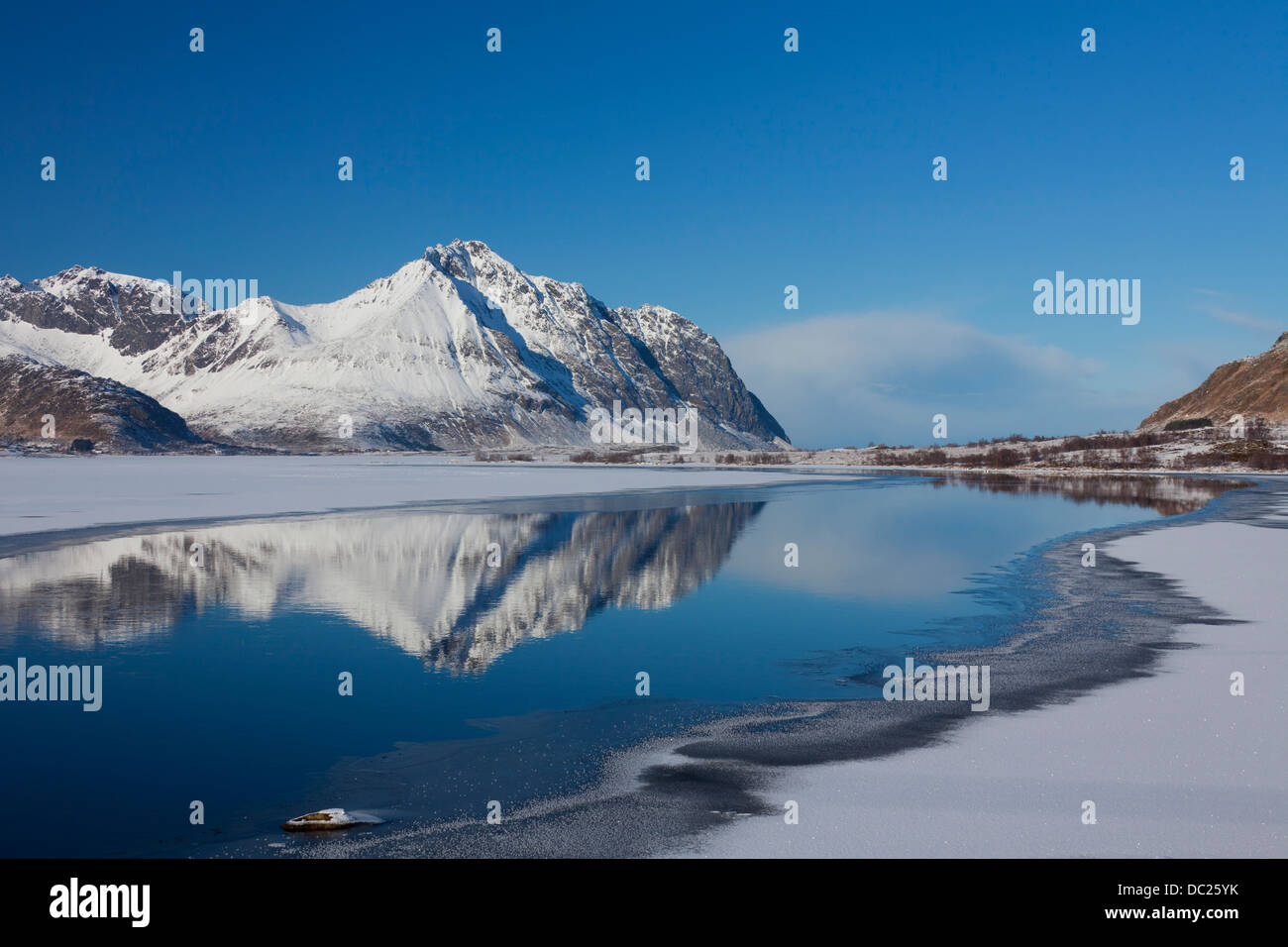 Reflet des montagnes à Ytterpollen dans la neige en hiver, Vestvågøya, îles Lofoten, Norvège Banque D'Images