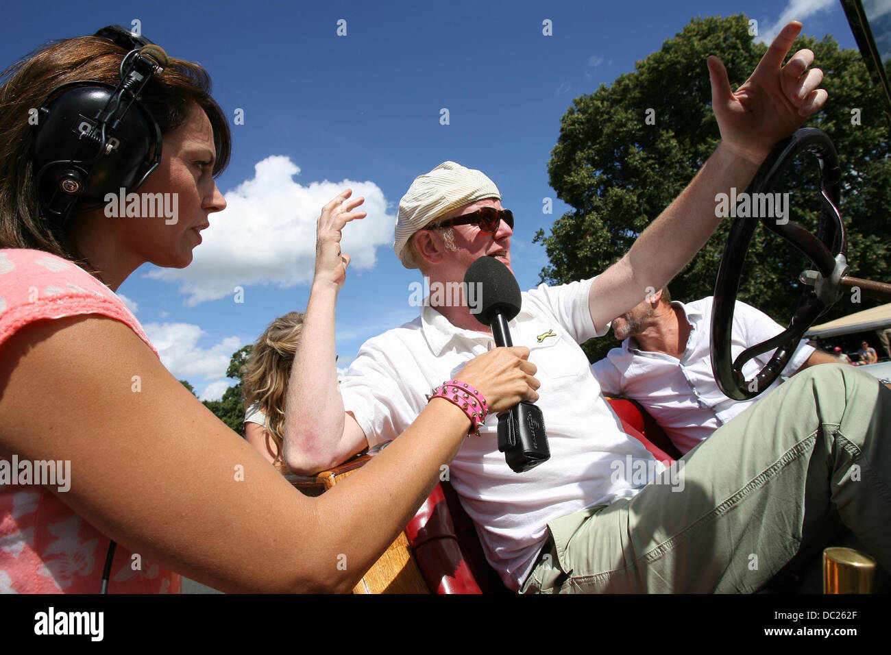 Chris Evans (BBC) DJ interviewé par Beverley Turner au nord CarFest qu'il organise, Oulton Park. Banque D'Images