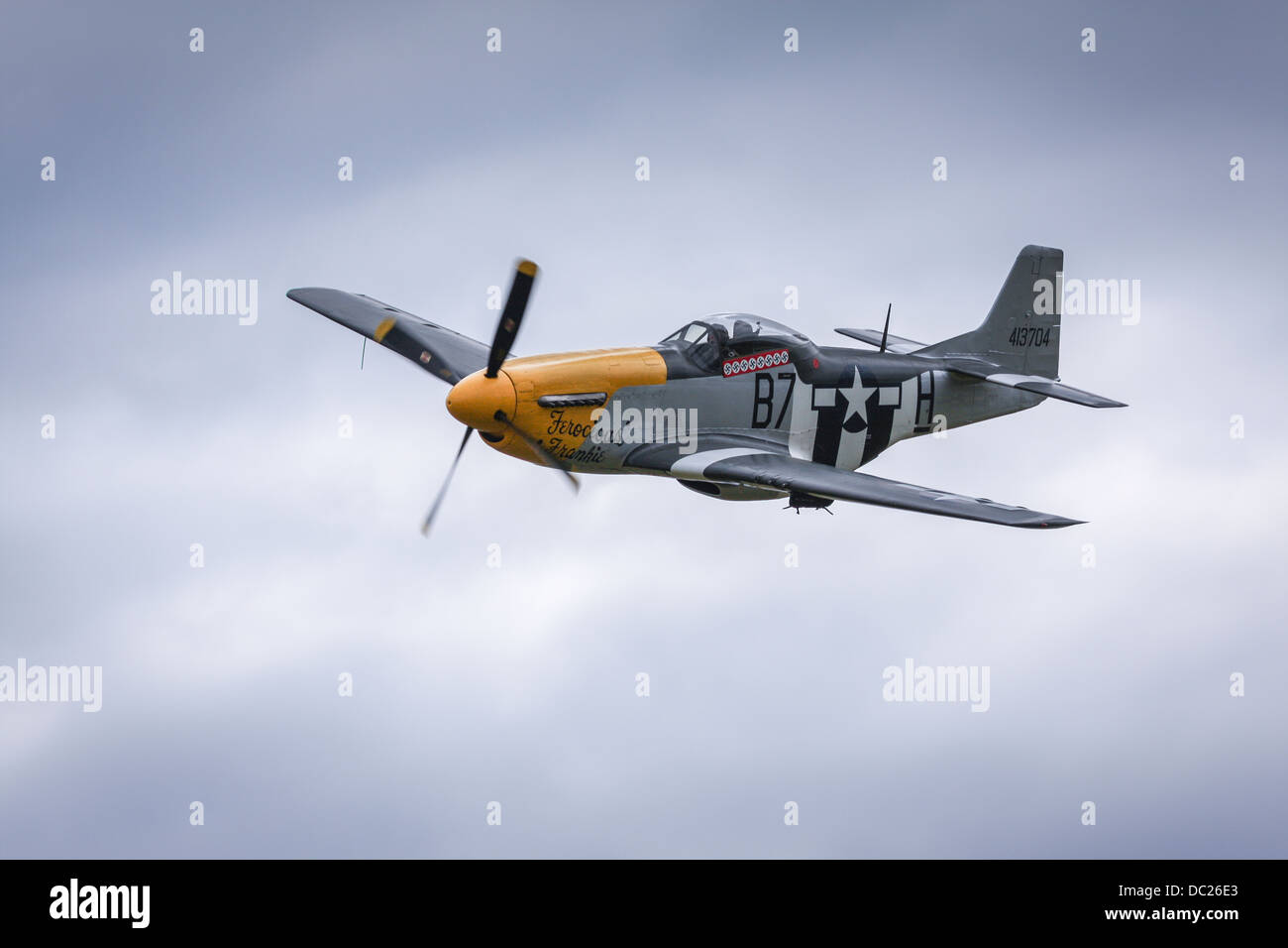 Frankie féroce, 1944 P-51 Mustang, un avion volant à l'air de Duxford display, Angleterre, Royaume-Uni Banque D'Images