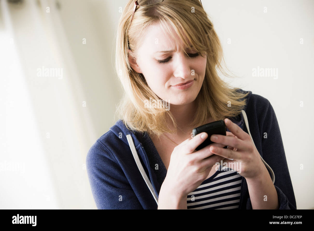 Young woman using cell phone Banque D'Images