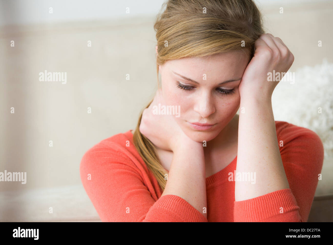 Sad woman with hand on head Banque D'Images