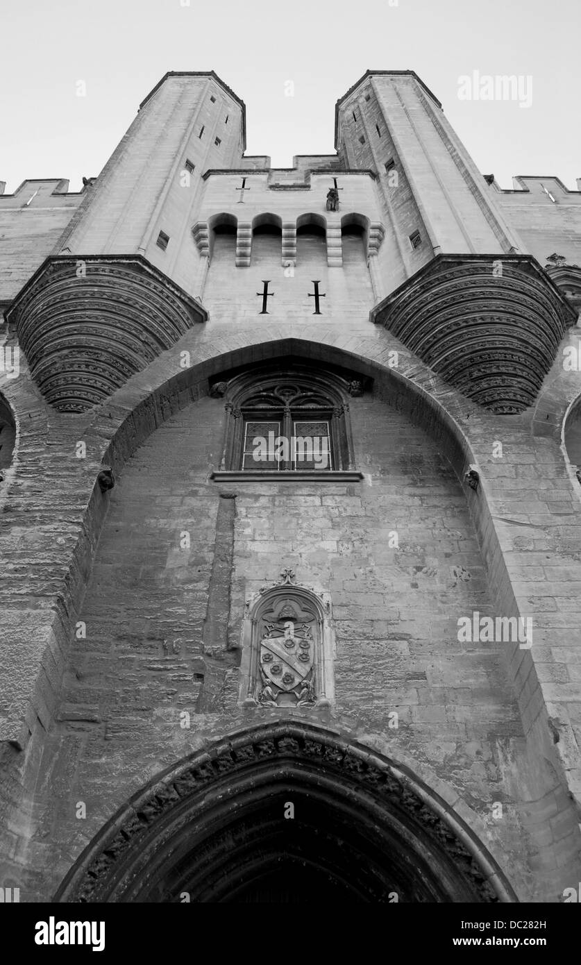 Image en noir et blanc, détail de la façade de Palais des Papes à Avignon, Provence, France Banque D'Images