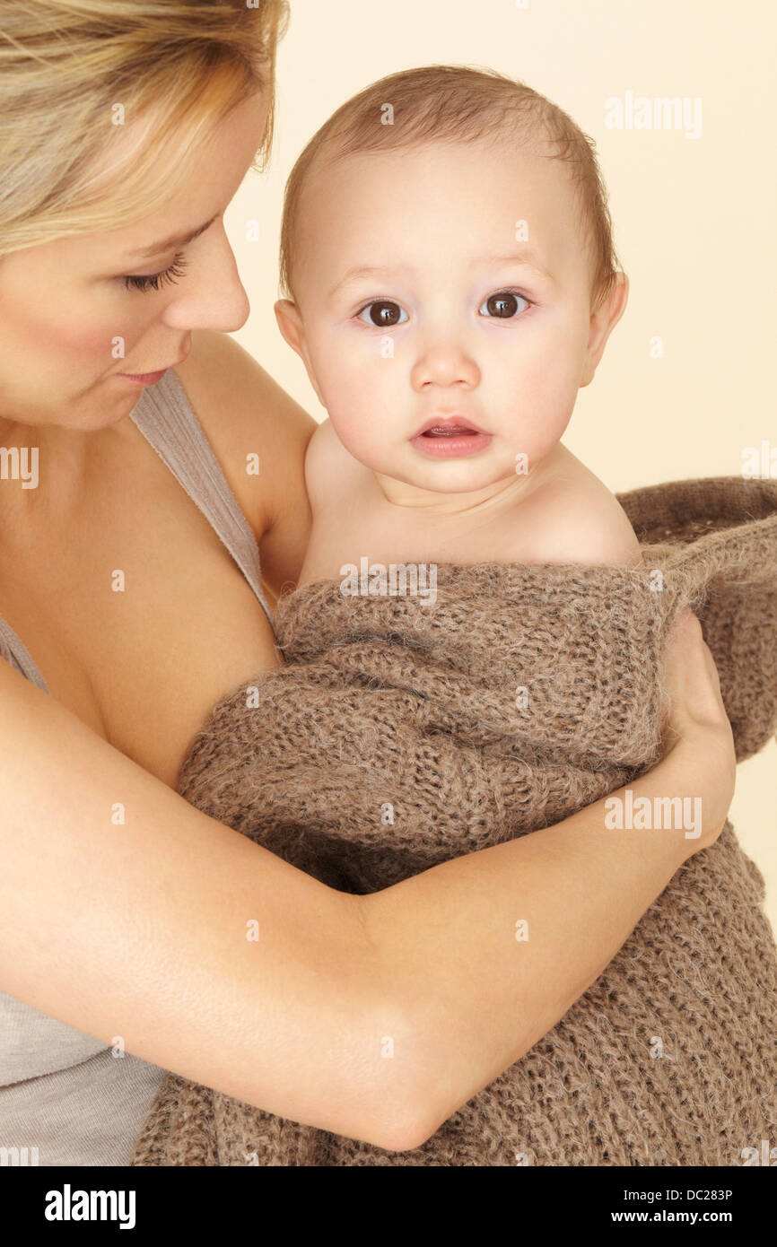 Maman avec bébé enveloppé dans la maille Banque D'Images