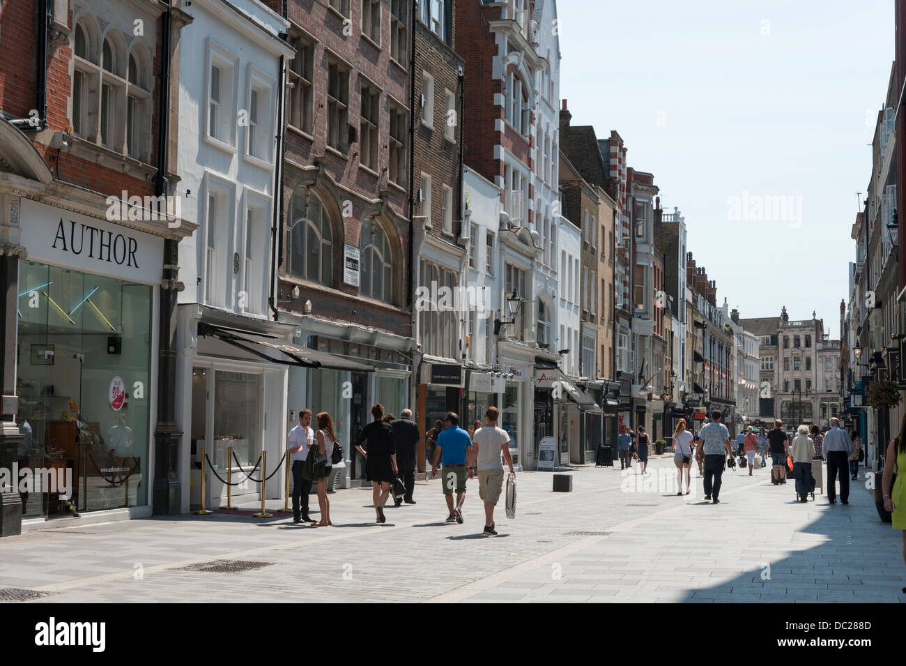 Boutiques et shoppers dans South Molton Street Londres Royaume-uni sur une journée ensoleillée Banque D'Images