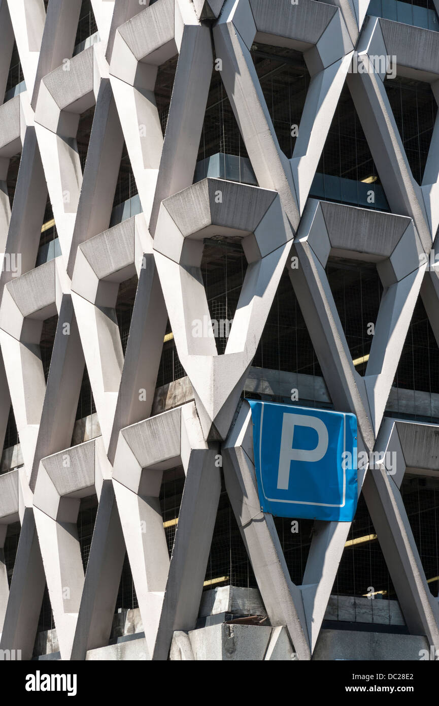 Parking NCP - un bâtiment moderne en béton à l'intersection de Henrieta Place Welbeck Street London UK Banque D'Images